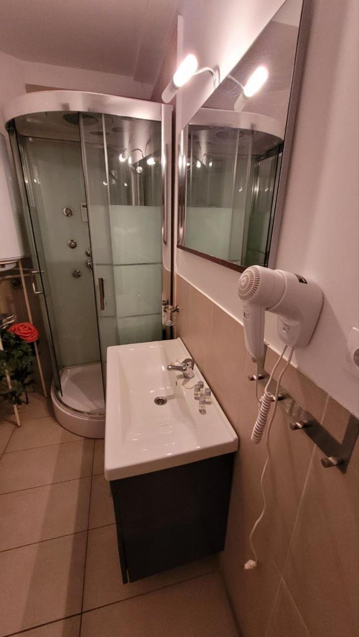 Anastasia Balcescu Apart 4 Self Check In Code From 2Pm Kitchen And Bedroom Boekarest Buitenkant foto